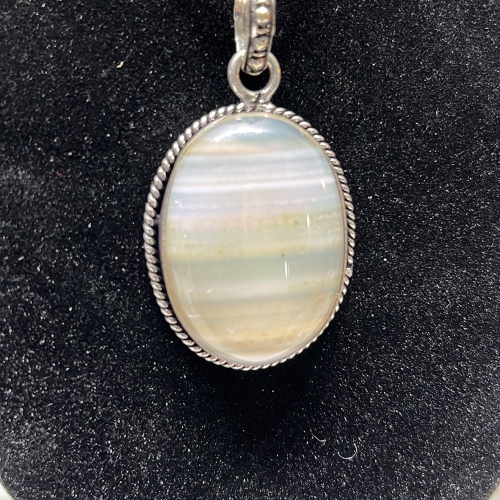 HANDMADE WHITE AGATE SILVER PENDANT WITH 925 SILVER CHAIN
NWT - Picture 4 of 8